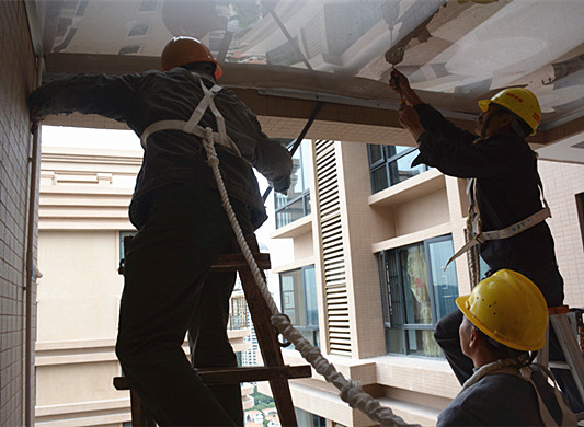 大良：20多戶業主私自搭建違建物，拆！