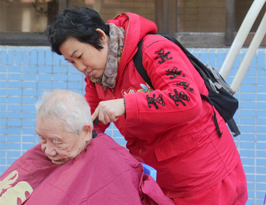 冬日送溫暖，美城義工走進鳳城敬老院