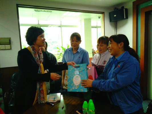 情暖“三八”，區總工會走訪慰問女職工