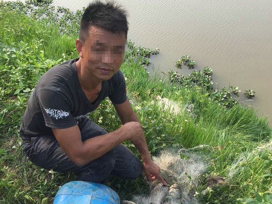 老鄉坑老鄉！魚塘撈魚最后“撈進”牢房