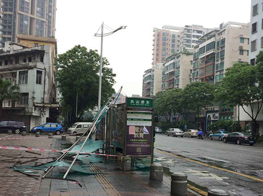 “親”一下惹大禍，公交站亭頂棚散架了