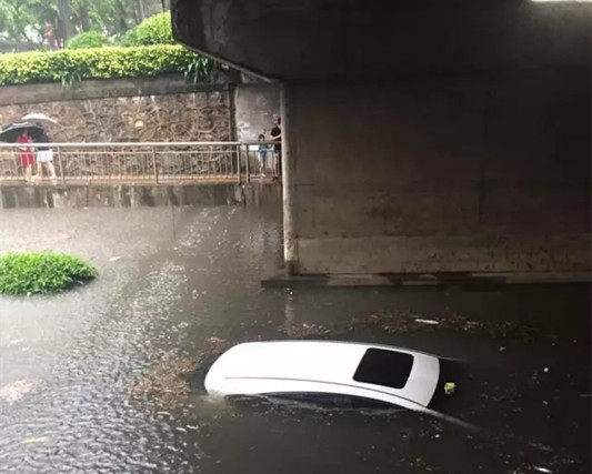 暴雨如注，他游了一把真正的“車河”