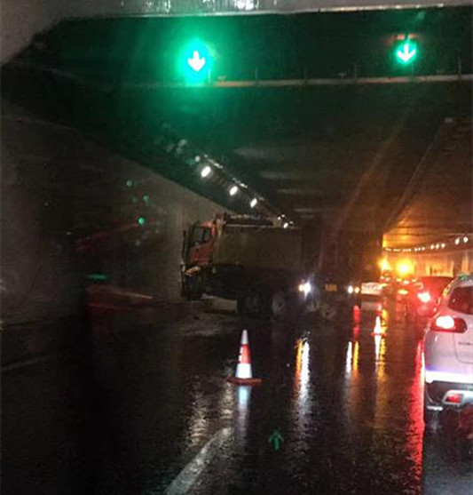 碧桂路隧道太傷！這次被泥頭車狠狠“吻”上！