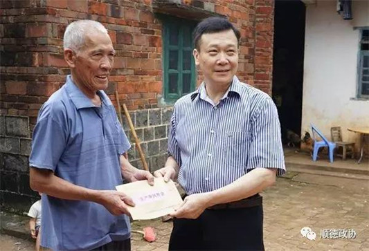 這次扶貧真有意思，送物品還送黨課！