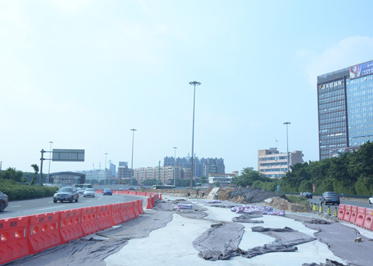 烈日暴曬下，探營環(huán)市北良勒路口工程