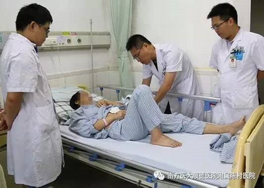 鋼筋落下插中女子腹部，幸得搶救及時