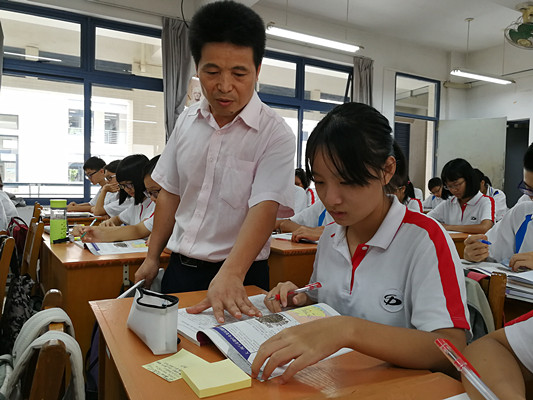 師德標兵羅士禱：站上講臺就有股莫名的勁