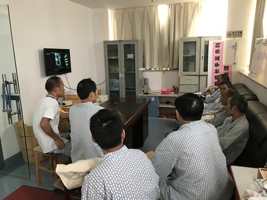 看電影還能增進感情，住院病友好歡樂