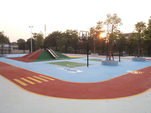 大良有了這個公園，兒童也可以打籃球啦