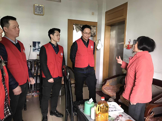黨員寒冬送祝福，長者道：“餃子好吃”