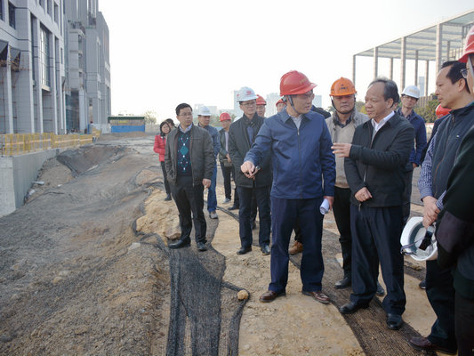郭文海檢查在建工程，要求確保工程項目施工安全