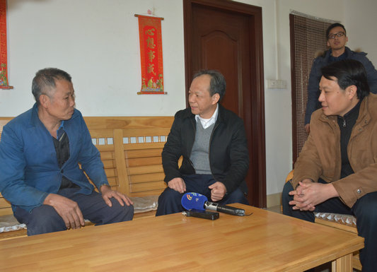 郭文海節前入戶送溫暖，慰問困難群眾