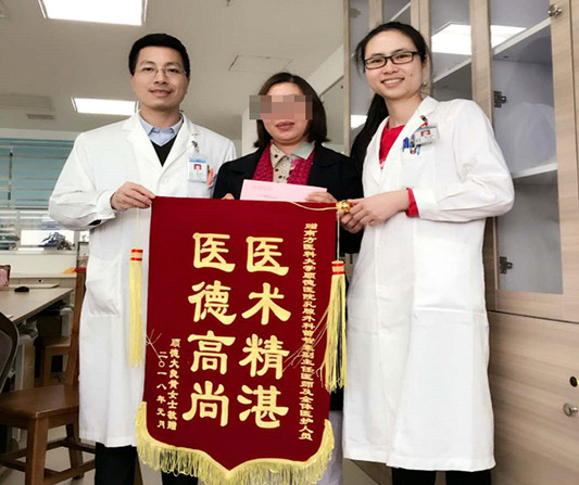 乳腺癌患者術后恢復良好，送錦旗表感激