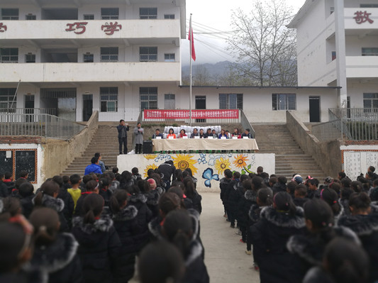 不再受凍，佛山為美姑縣孩子送上羽絨服