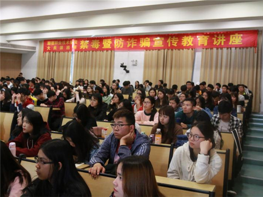 知識講座進校園，阿sir送來禁毒防詐大禮包