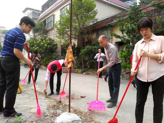 一起清掃路邊垃圾，“鞏衛”行動齊參與