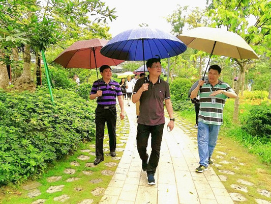 當你在享受假期時，他們可沒閑著！