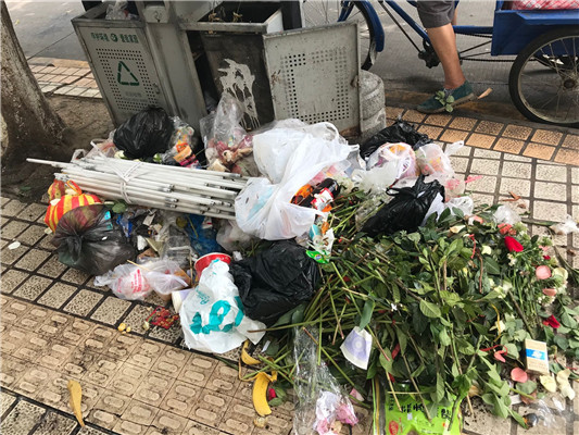 垃圾桶旁臭氣熏天，市民直呼“受不了”