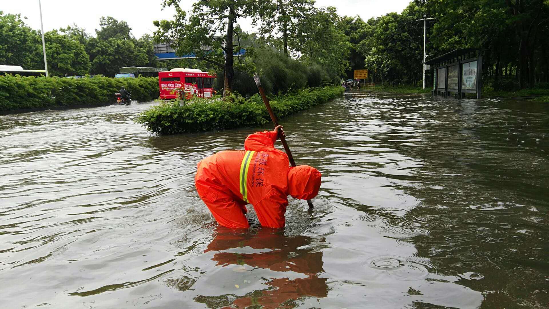 風雨出擊守一線！順德城管積極整治易澇隱患