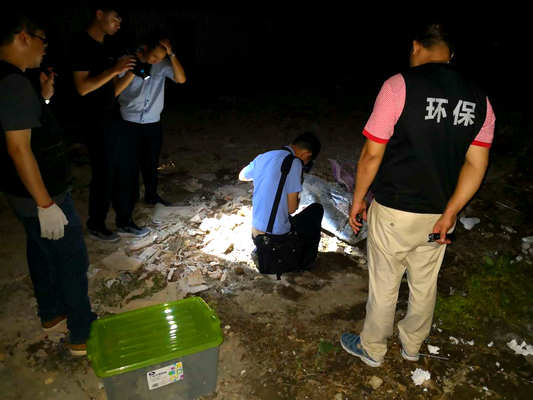 不明車隊深夜傾倒垃圾？執法人員依法查處
