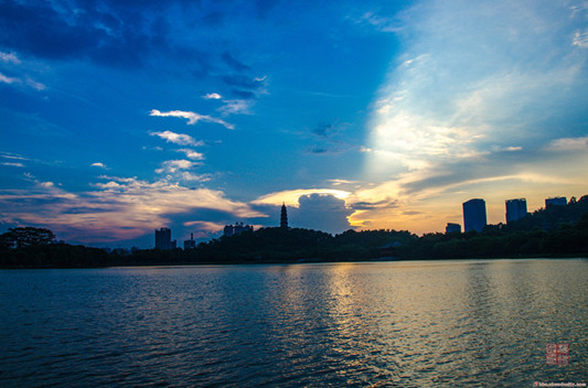 雨后的順峰山公園夜景