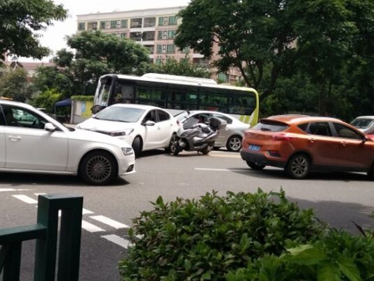 只是看了“你”一眼，我們的車就撞上了