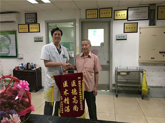 把手術當“藝術”，每一刀都無比小心