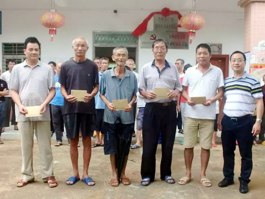 北滘：心系雷州幫扶貧困戶，冒雨送真情