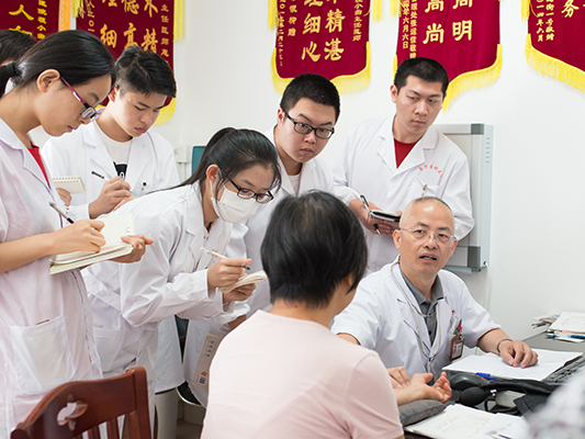 順德醫生相冊：探著頭的他們在看什么？