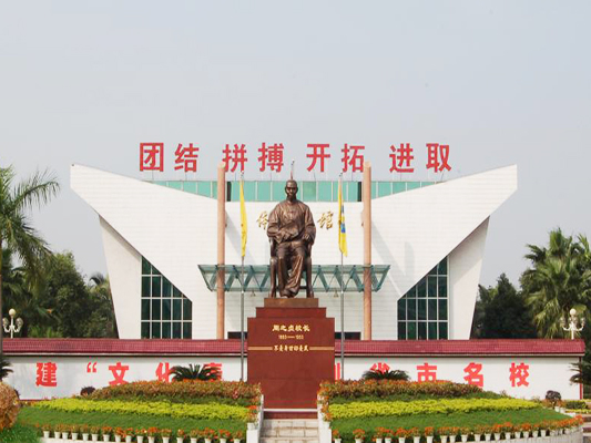陳村：青云中學關愛下一代，以法護航