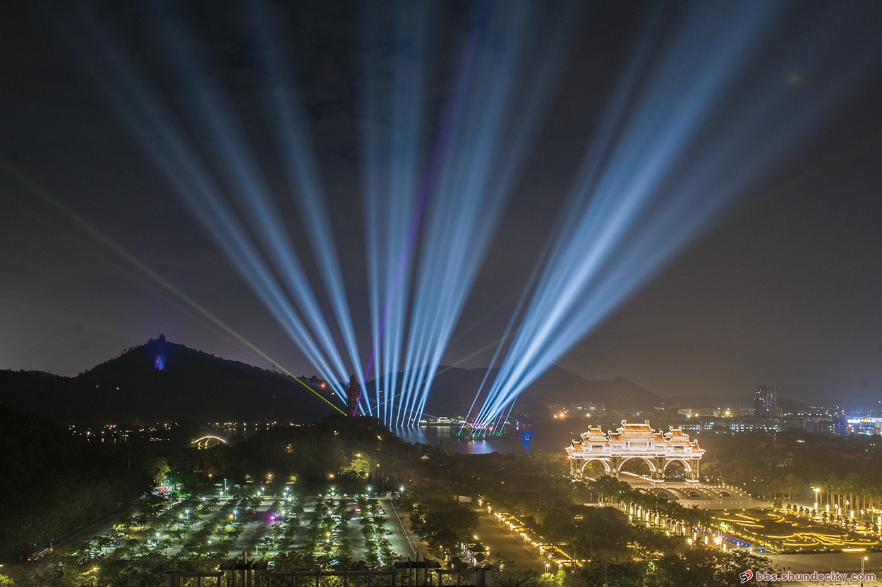 順峰山公園燈光劃破寒夜