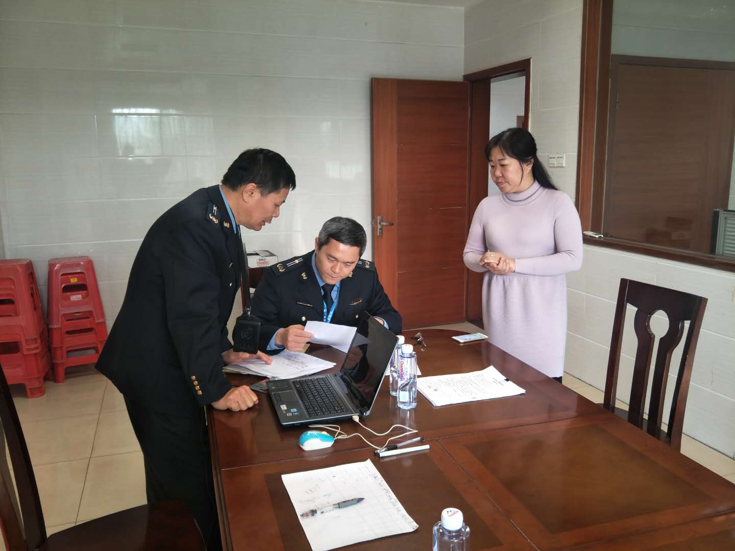 非洲豬瘟如何防控？副鎮長帶隊排查！