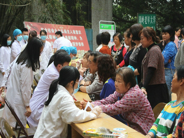 世界口腔健康日，口腔義診走進老年大學