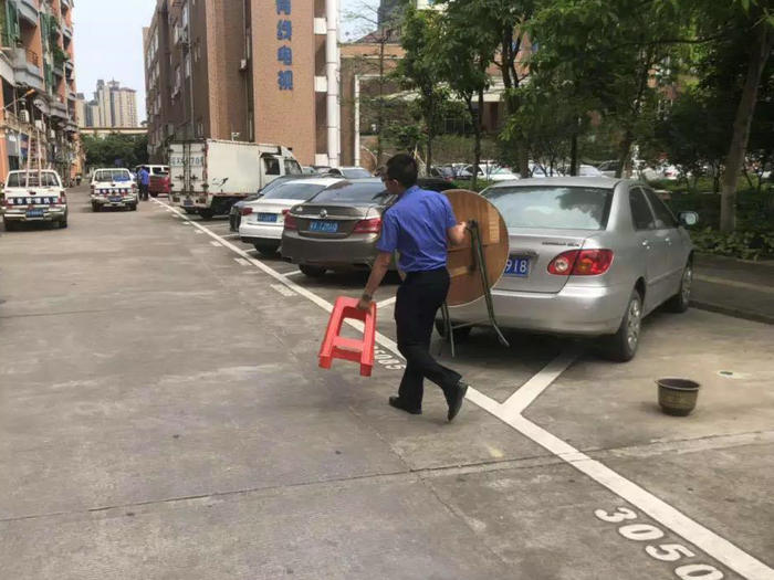 龍江：霸占公共車位？清理其中的桌椅等
