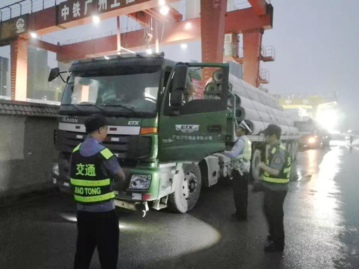 驚魂一幕，超限超載車輛竟抗法沖卡！