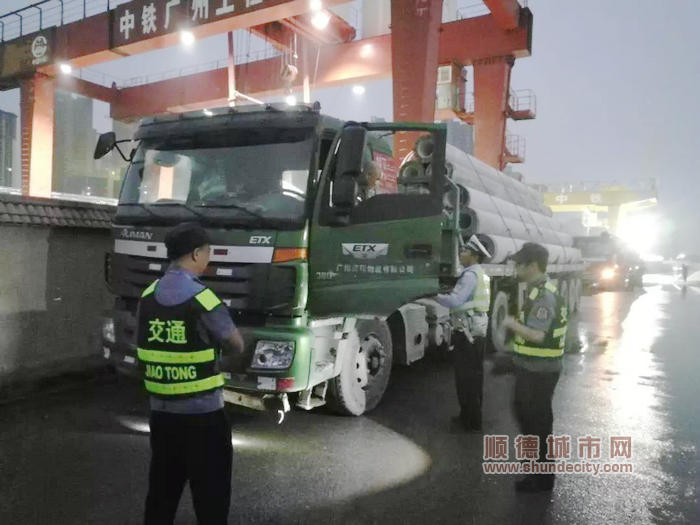 驚魂一幕，超限超載車輛竟抗法沖卡！