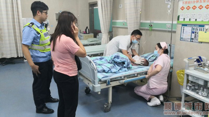 醫(yī)護(hù)人員為小女孩檢查.jpg