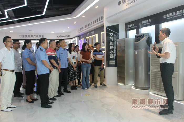 與會人員走進(jìn)萬和品牌歷史展廳.JPG