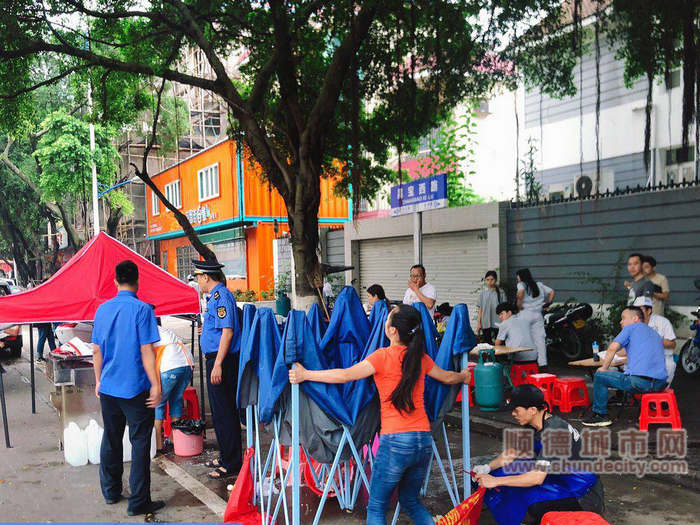 對亂擺亂賣的早餐攤開展清理.jpg