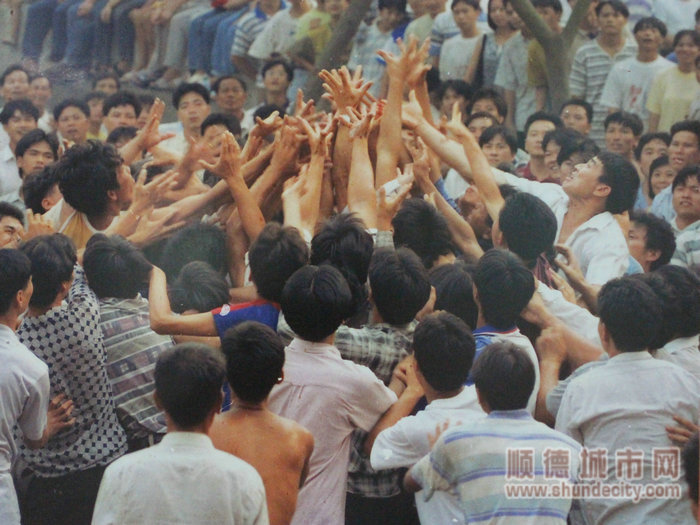 多年前“搶花炮”民俗活動留影.JPG