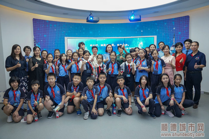 多個智能部門代表以及德勝小學師生參與活動.jpg