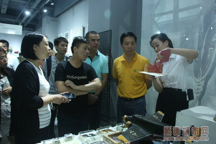 代表團在東郊記憶產業園內參觀文創產品.JPG