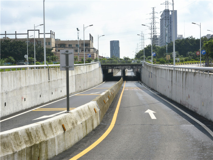 大良大門隧道通車?yán)玻∈忻癯鲂懈奖? title=