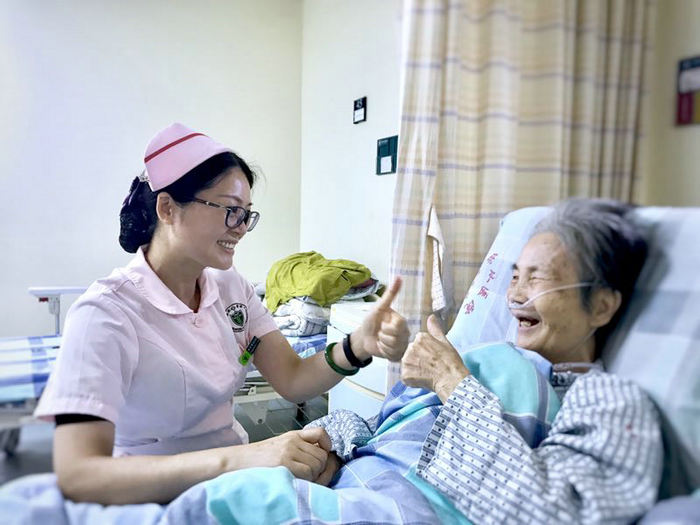 護(hù)士化身“孫女”：療愈病痛，送上溫暖