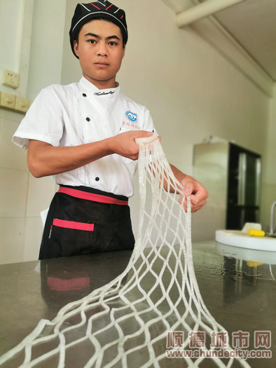 學生李松展示“蘿卜漁網花刀”.jpg