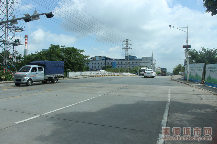 世龍工業區的保發路、橫四路交界處過往車輛多位重型卡車_副本.JPG