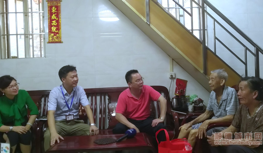 劉國興詳細了解梁滿夫婦的生活、身體情況.jpg