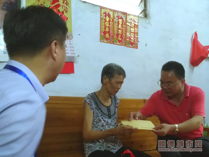 劉國興代表黨委政府為張鳳送上慰問金和慰問品.jpg