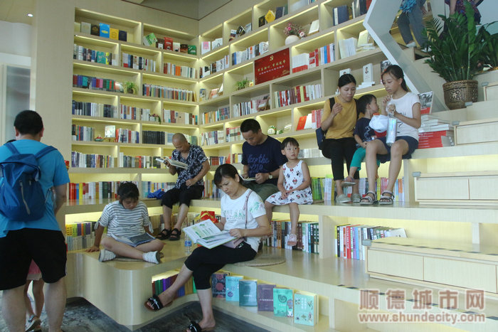寬敞舒適的階梯書架引來不少讀者體驗.JPG