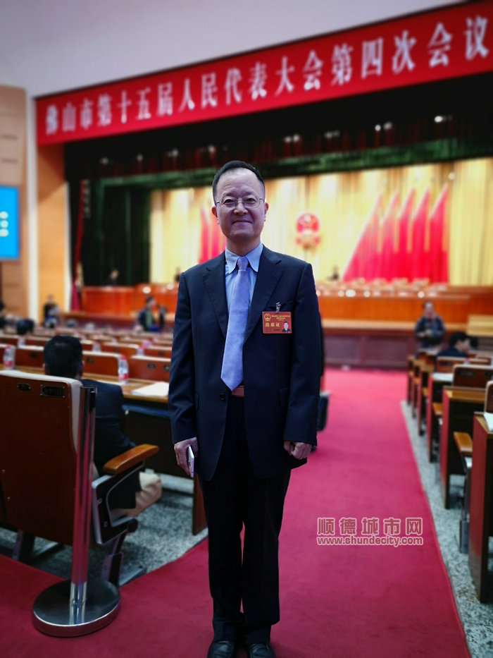 張曉峰連續(xù)兩屆擔(dān)任佛山市人大代表、法制委員會(huì)委員。（受訪者供圖）.jpg